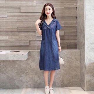 Đầm Jean Cổ Đắp Chéo Tim Hai Túi Trước
