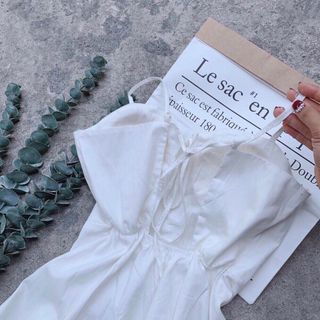 Đầm 2 dây trắng hơ lưng