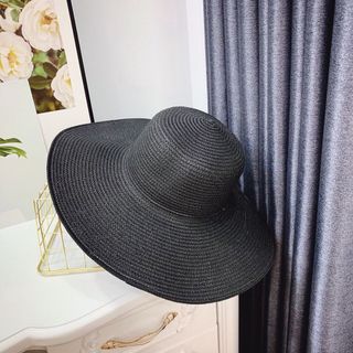 Nón vành rộng đi biển