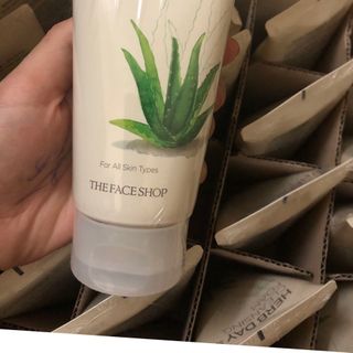 Sữa rửa mặt Herb day 365 Cleansing Foam