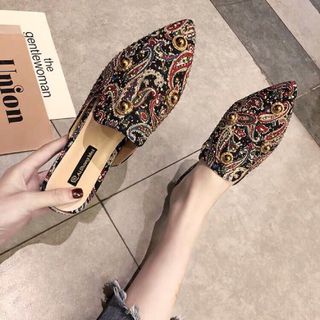 Dép dục họa tiết