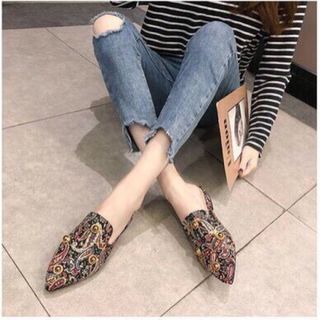 Dép dục họa tiết