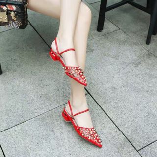 Dép mang hai kiểu đinh