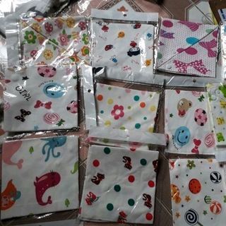 yếm có nút cài cho bé