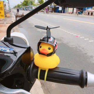 Vịt gắn xe đội mũ bảo hiểm có chong chóng