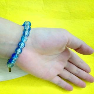 chuỗi đeo tay phong thủy hạt đá tuyết 8li màu xanh dương