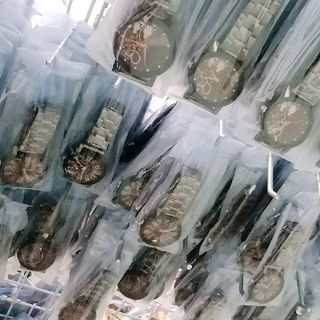 đồng hồ thạch anh kim loại