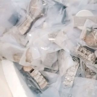 đồng hồ thạch anh kim loại