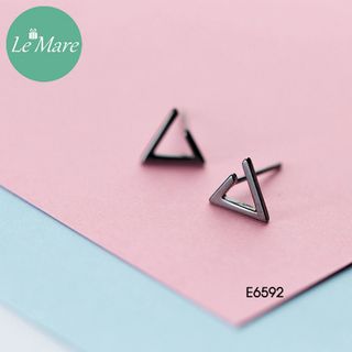 Khuyên tai tam giác đen E6592