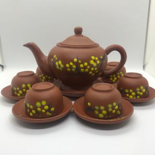 BỘ ẤM CHÉN BÁT TRÀNG - Vẽ mai vàng tô điểm không gian phòng khách