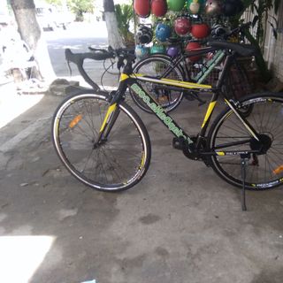 xe đạp đua chevelo màu vàng đen