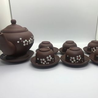 BỘ ẤM CHÉN BÁT TRÀNG - Vẽ mai trắng sản phẩm được làm từ đất nâu