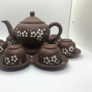 BỘ ẤM CHÉN BÁT TRÀNG - Vẽ mai trắng sản phẩm được làm từ đất nâu