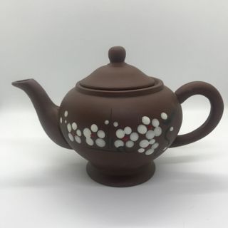 BỘ ẤM CHÉN BÁT TRÀNG - Vẽ mai trắng sản phẩm được làm từ đất nâu