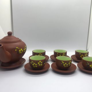 BỘ ẤM CHÉN BÁT TRÀNG - Vẽ mai vàng tô điểm không gian phòng khách