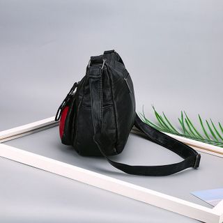 Túi xách đeo chéo da mềm vạt đỏ