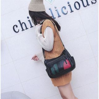 Túi xách đeo chéo da mềm vạt đỏ