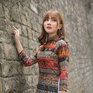 Áo dài thổ cẩm có cổ màu tối