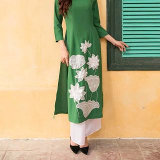 Áo dài truyền thống thêu sen màu xanh