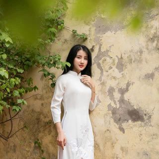 Áo dài truyền thống thêu sen màu trắng