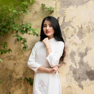 Áo dài truyền thống thêu sen màu trắng