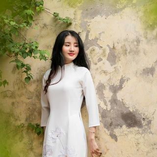 Áo dài truyền thống thêu sen màu trắng