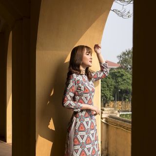 Áo dài thổ cẩm họa tiết lạ mắt