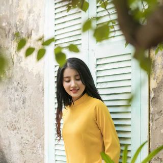 Áo dài truyền thống thêu sen màu vàng