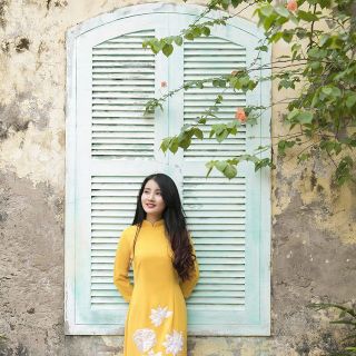 Áo dài truyền thống thêu sen màu vàng