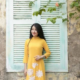 Áo dài truyền thống thêu sen màu vàng