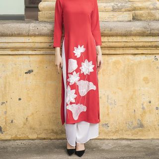 Áo dài truyền thống thêu sen màu đỏ