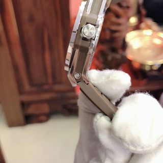 HUBLOT Ngọc trinh siêu phẩm Addzalo để cập nhập mẫu mới