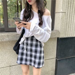 váy quần caro cùng áo lệch vai trắng