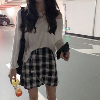 váy quần caro cùng áo lệch vai trắng