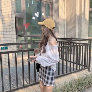 váy quần caro cùng áo lệch vai trắng