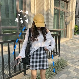 váy quần caro cùng áo lệch vai trắng