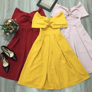 ĐẦM TRỄ VAI NHẤN NGỰC