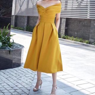 ĐẦM TRỄ VAI NHẤN NGỰC