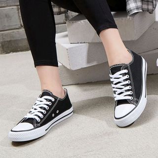 Giày thể thao vải siêu đẹp phổ biết nhất cho giới trẻ hiện nay
