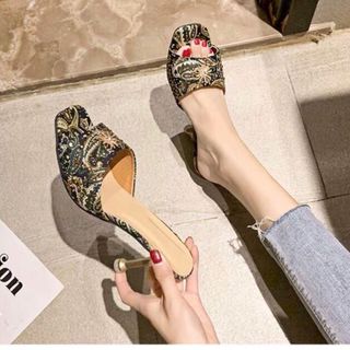 Dép cao got hoa tiết