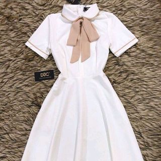 Đầm trắng cổ sen siêu hot