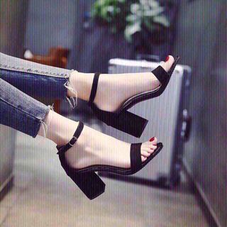 Giày sandal gót vuông K