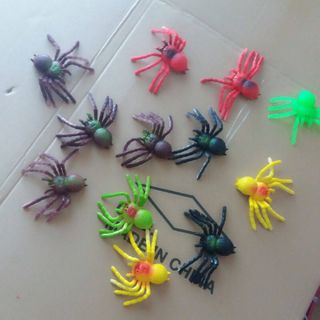 Dán chuột nhện cao su