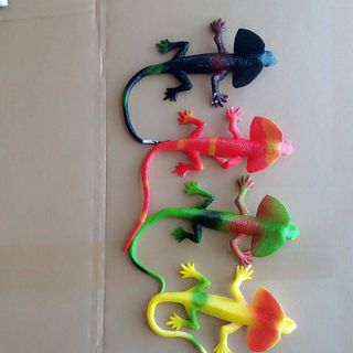 Dán chuột nhện cao su
