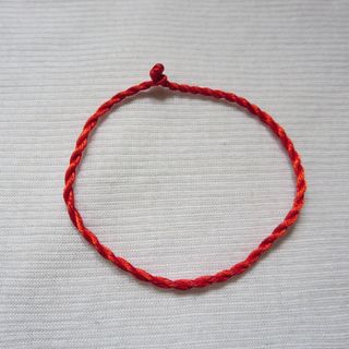 Vòng tay chỉ đỏ