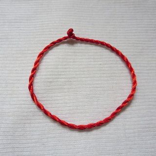 Vòng tay chỉ đỏ