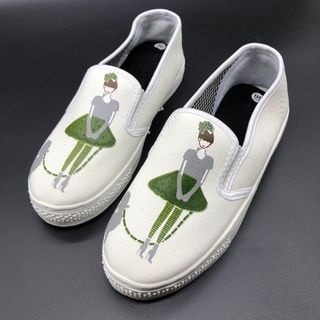 Giày slip on hình cô gái màu trắng Koin VV204