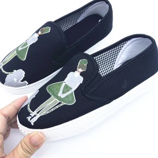 Giày slip on hình cô gái màu đen Koin VV203