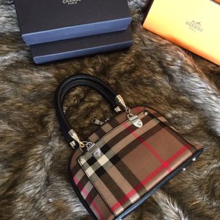 Túi hến kẻ Bubury siêu sang chảnh