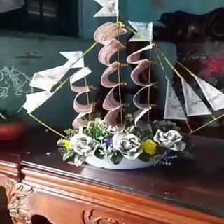 thuyền hoa bằng tiền giấy